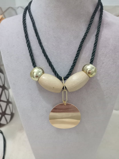 Büyük Ara Boncuklu Ucu Yuvarlak Metal Kolye