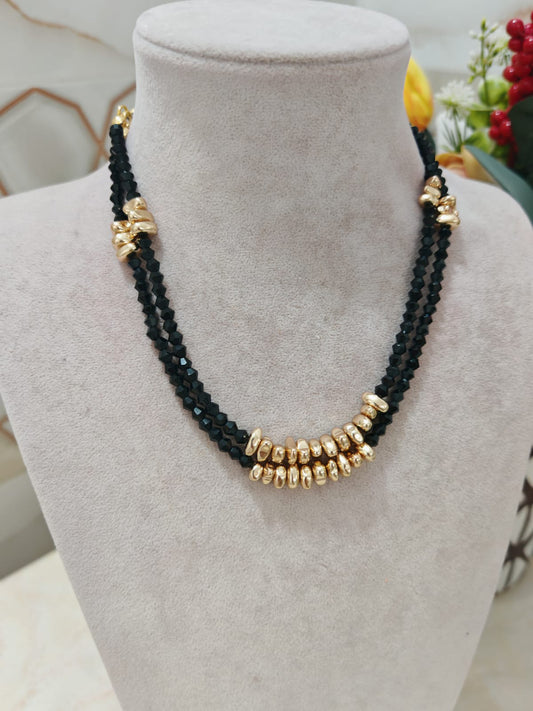 Altın renkli çakıl taş detaylı siyah kristal boncuklu el yapımı kolye Incihills